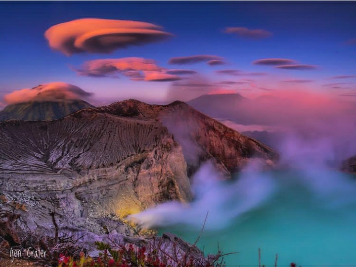 Sunset at the Ijen crater 